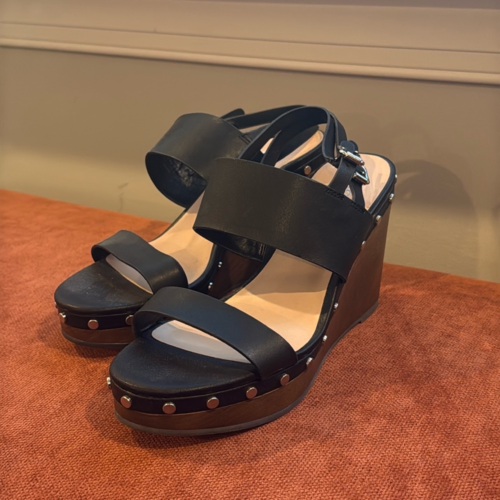 Bleeker & Bond size 7 platform sandals